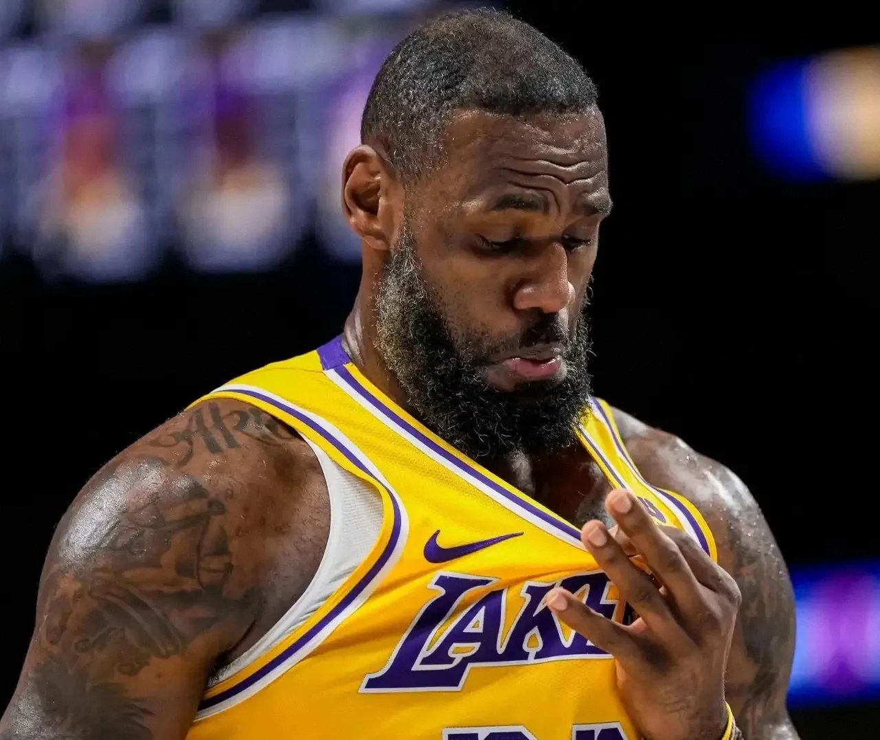 夺冠首场状态出色,切尔西观众沸腾!,詹姆斯重返赛场比赛高潮迭起的简单介绍 夺冠首场状态出色,切尔西观众沸腾!,詹姆斯重返赛场比赛高潮迭起的简单介绍