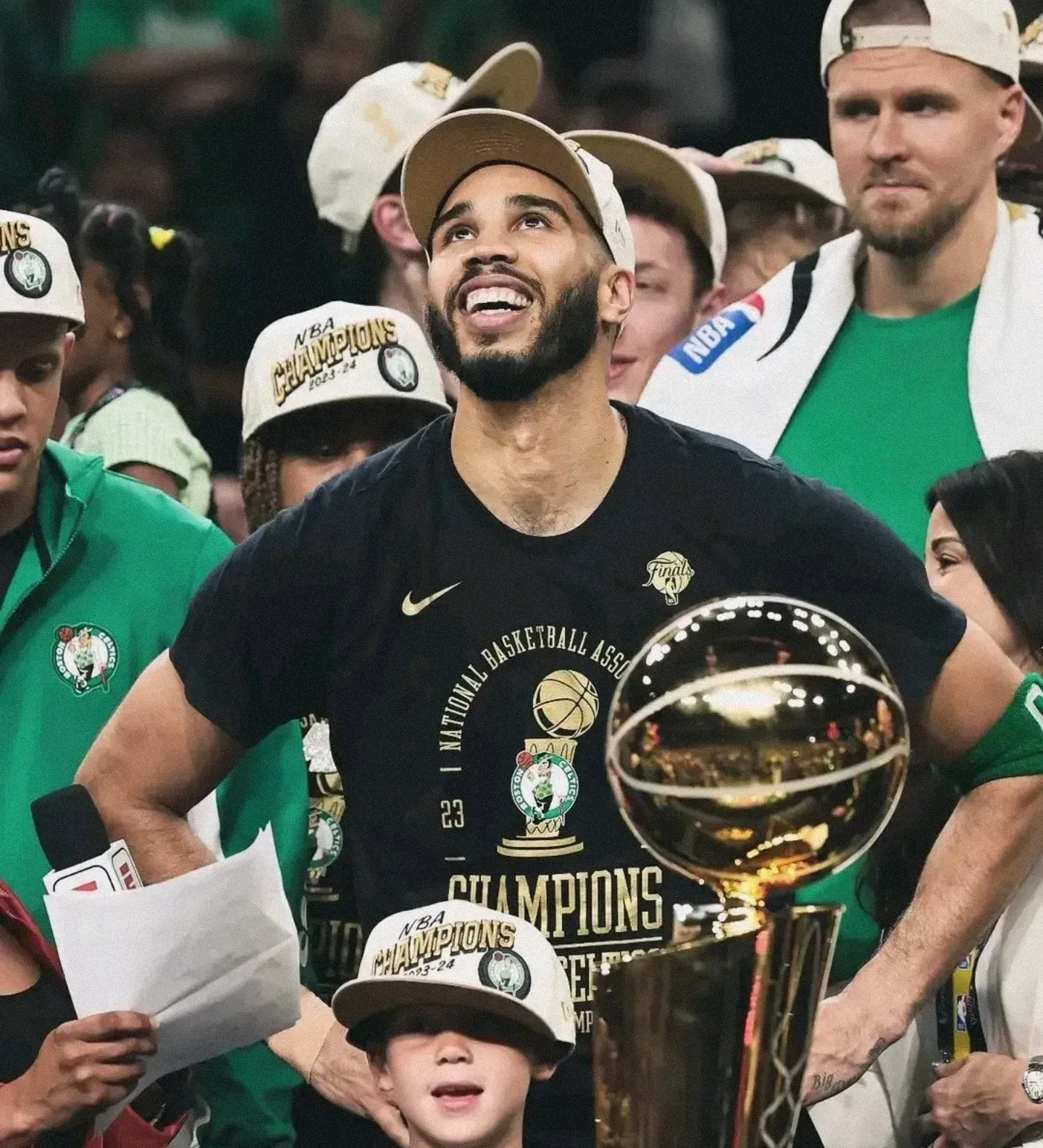 包含欧联倒计时；波士顿凯尔特人赛后门线救险；细节引发关注；底气十足；临场指挥获称赞的词条